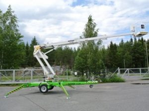 Hinattava nivelpuominostin lavakorkeus 13 m, työskentelykorkeus 15 m